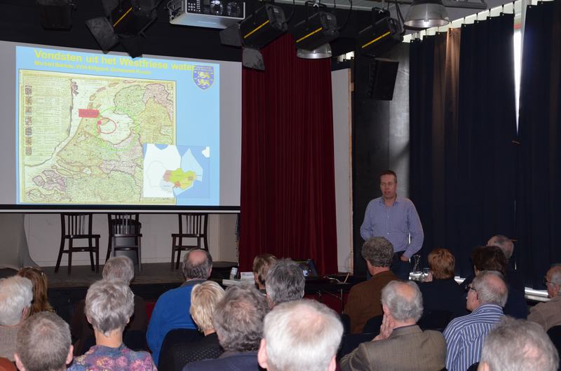 Michiel Bartels, archeoloog van de gemeente Hoorn, houdt een lezing over het onderzoek in het Hoornse Hop.